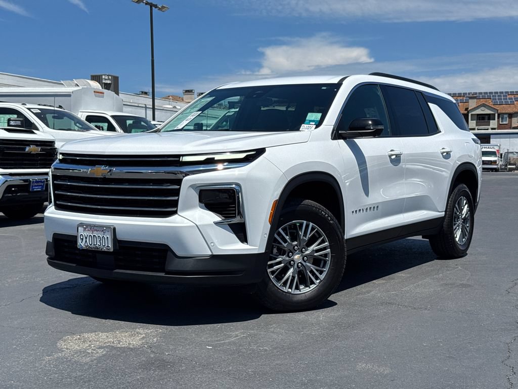 Used 2025 Chevrolet Traverse LT w/ Enhanced Driving Package FWD image 2