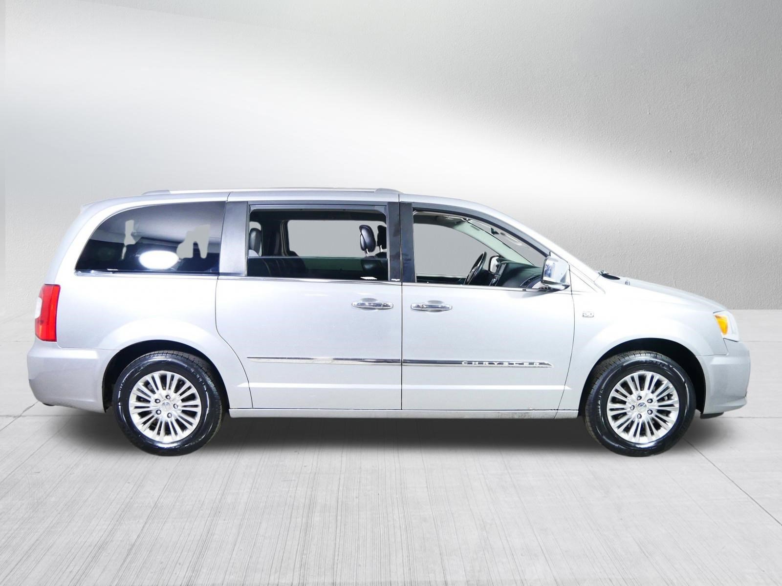 Used 2014 Chrysler Town & Country Touring-L image 8