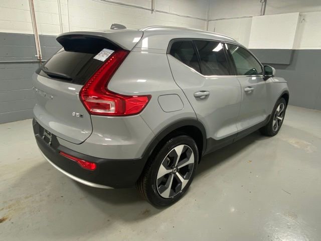 Used 2025 Volvo XC40 B5 Plus image 3