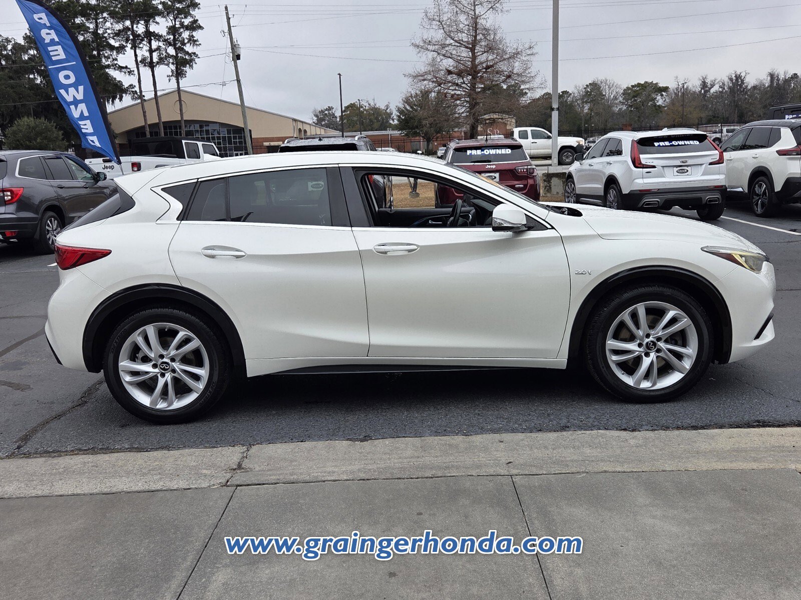 Used 2018 INFINITI QX30 image 4