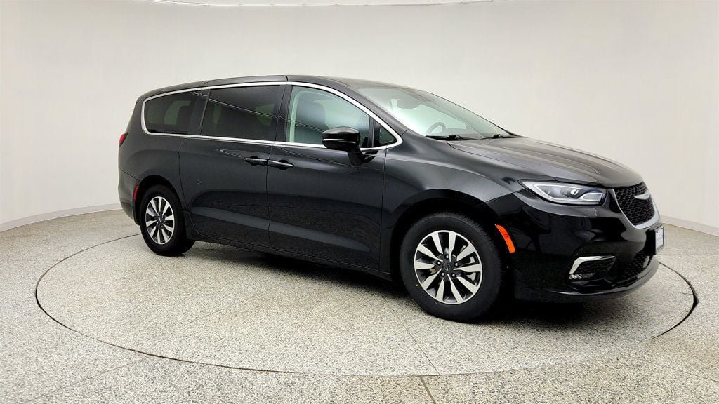 Used 2022 Chrysler Pacifica Touring-L FWD image 3
