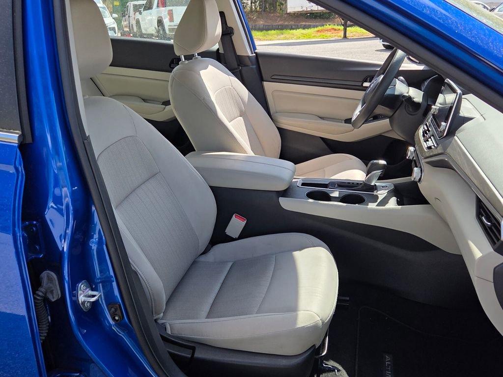 Used 2025 Nissan Altima 2.5 SV image 14