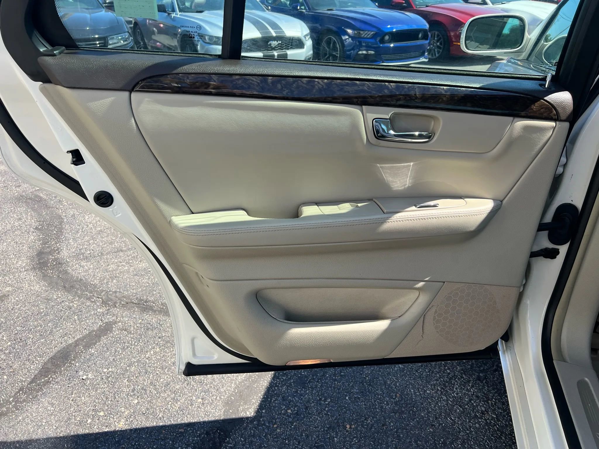 Used 2009 Cadillac DTS w/ Trunk Convenience Package FWD image 23