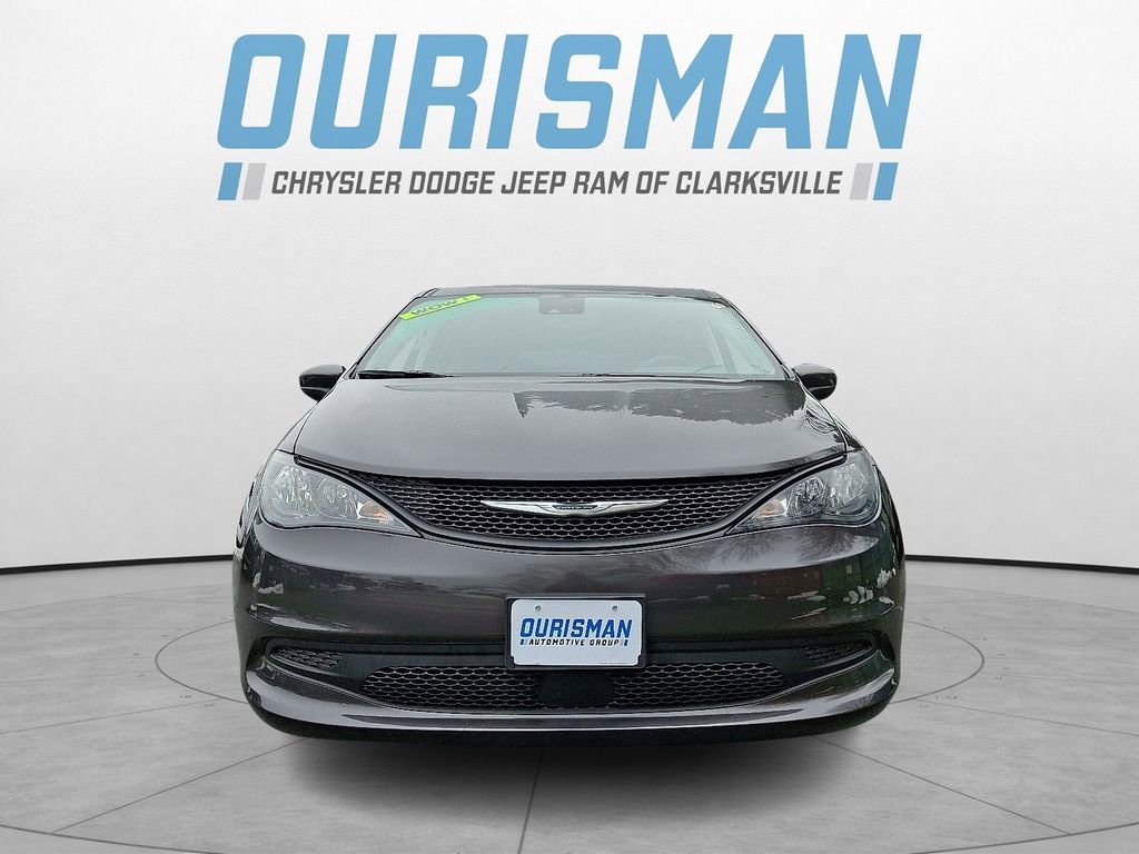 Used 2023 Chrysler Voyager LX image 2