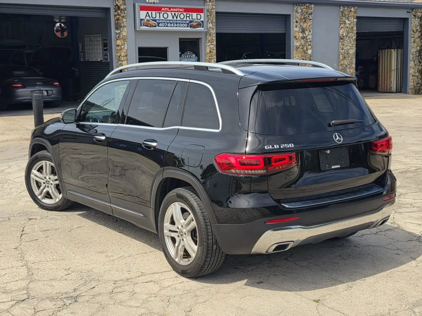 Used 2020 Mercedes-Benz GLB 250 4MATIC w/ Premium Package image 5