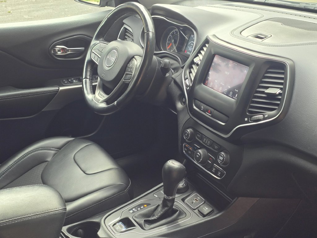 Used 2019 Jeep Cherokee Latitude Plus w/ Cold Weather Group AWD/4WD image 14