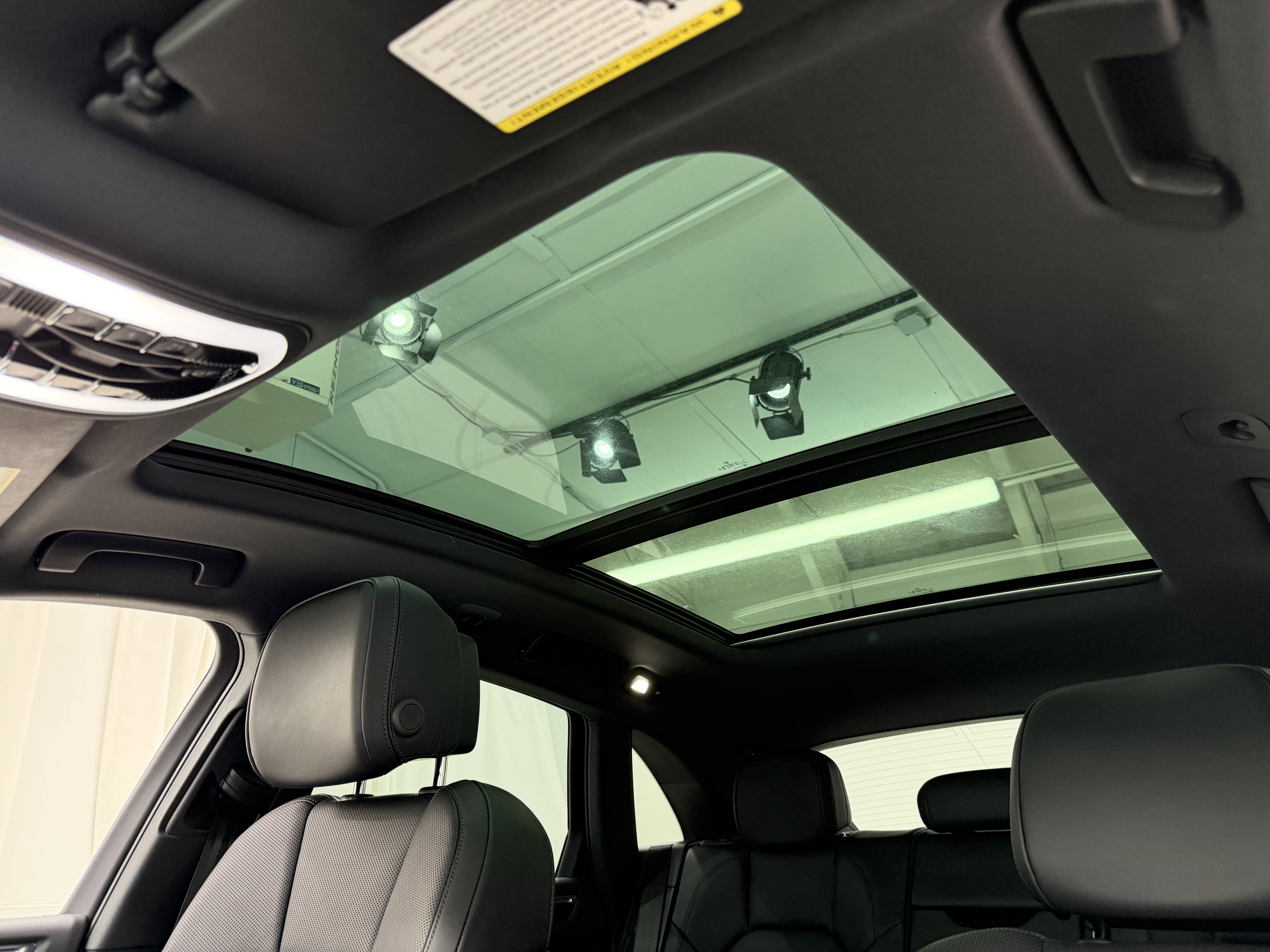 Certified 2025 Porsche Macan AWD/4WD image 33