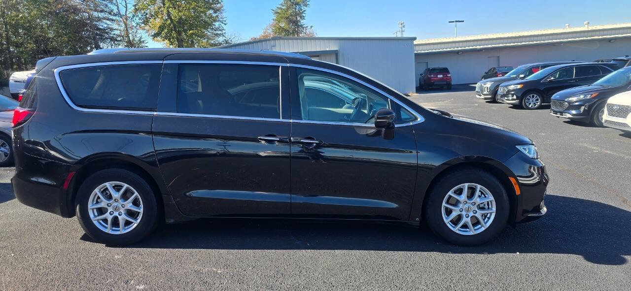 Used 2021 Chrysler Pacifica Touring-L image 5