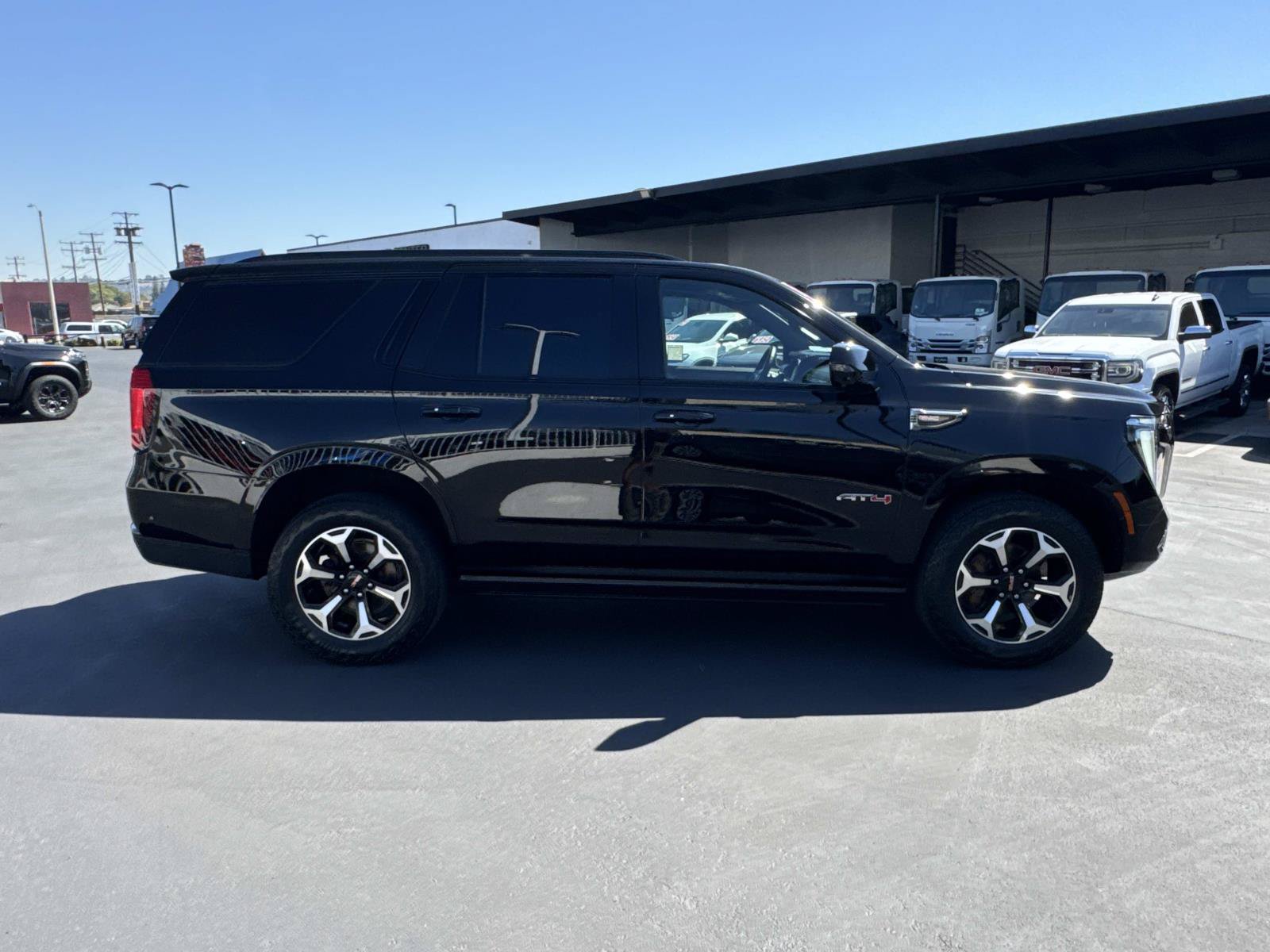 Used 2025 GMC Yukon AT4 w/ AT4 Premium Package AWD/4WD image 4