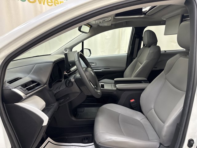 Used 2025 Toyota Sienna XLE w/ XLE Plus Package image 12