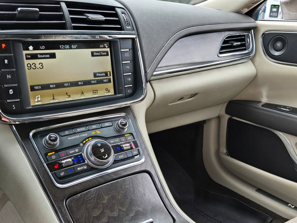 Used 2019 Lincoln Continental Reserve AWD/4WD image 27