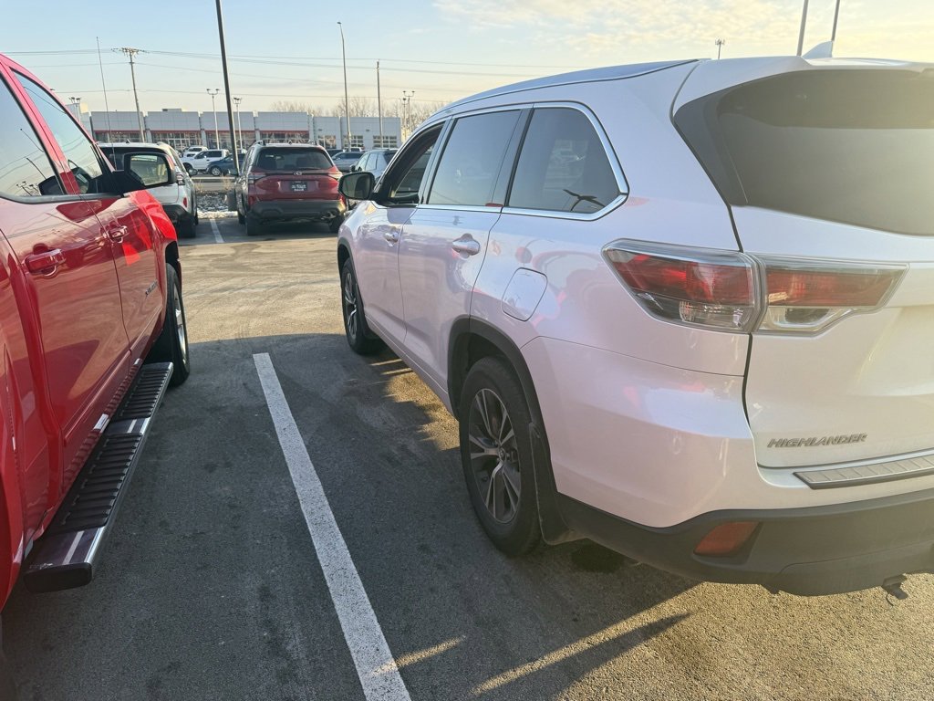 Used 2016 Toyota Highlander XLE w/ Preferred Accessory Package image 4
