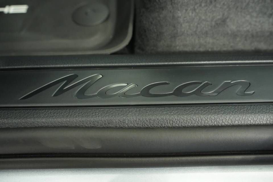 Certified 2025 Porsche Macan AWD/4WD image 32