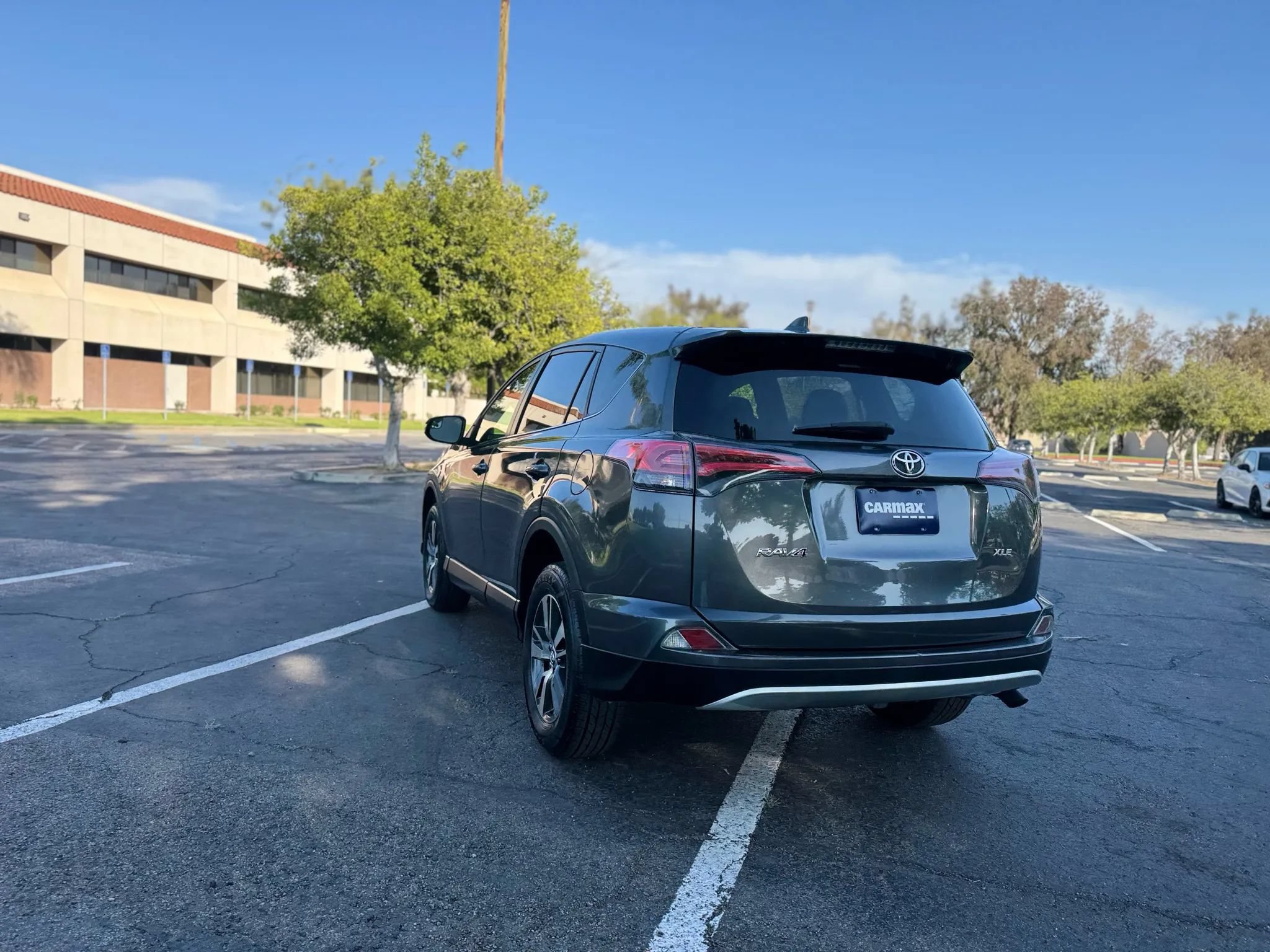 Used 2018 Toyota RAV4 XLE w/ Carpet Mat Package FWD image 18