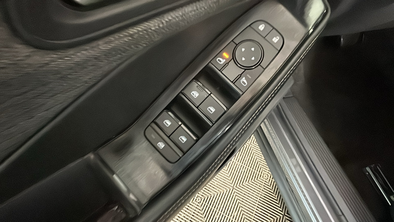 Used 2023 Nissan Rogue SV AWD/4WD image 13