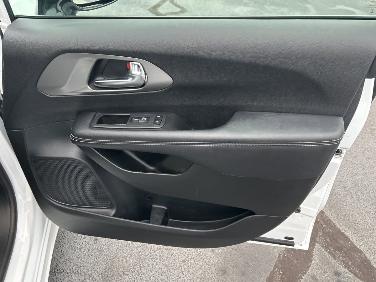 Used 2025 Chrysler Pacifica Select FWD image 37