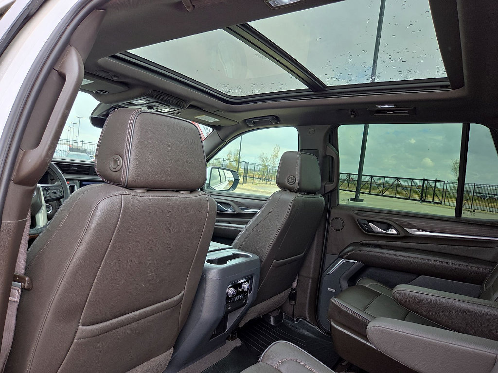 Used 2021 GMC Yukon Denali w/ Denali Premium Package AWD/4WD image 13
