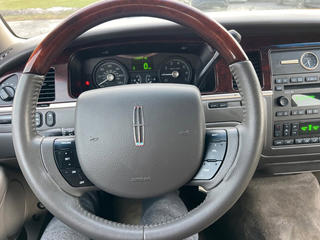 Used 2009 Lincoln Town Car Signature Limited image 23