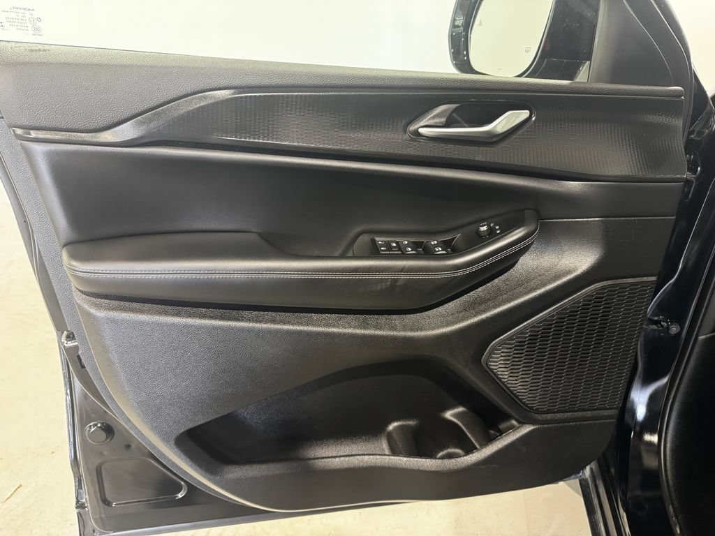 Used 2025 Jeep Grand Cherokee Altitude AWD/4WD image 17