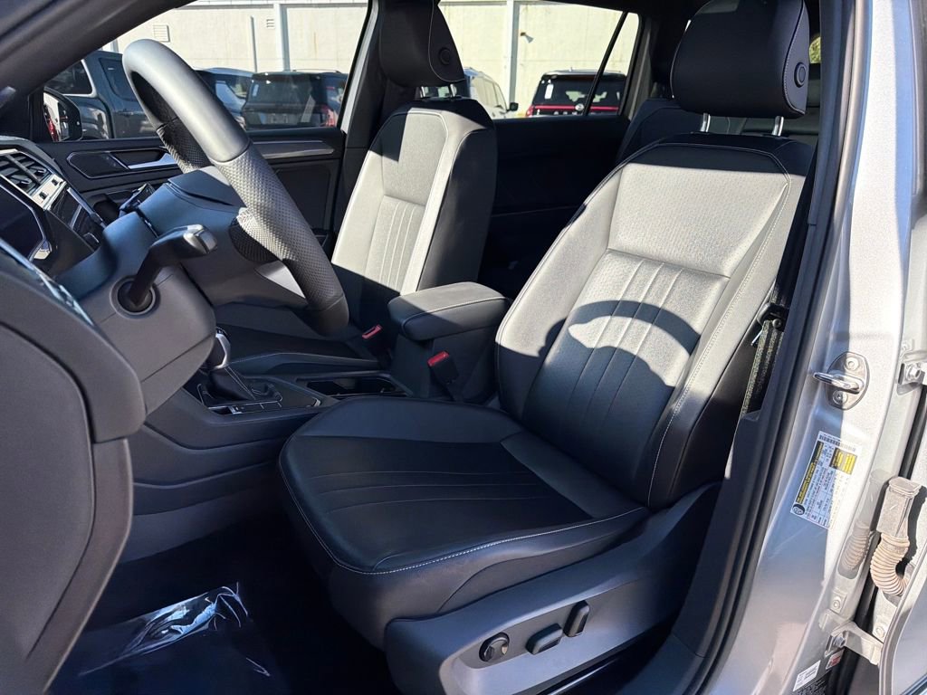 Used 2022 Volkswagen Tiguan SE R-Line image 31