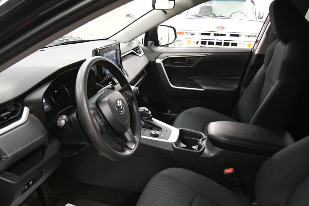 Used 2020 Toyota RAV4 LE w/ Carpet Mat Package image 19