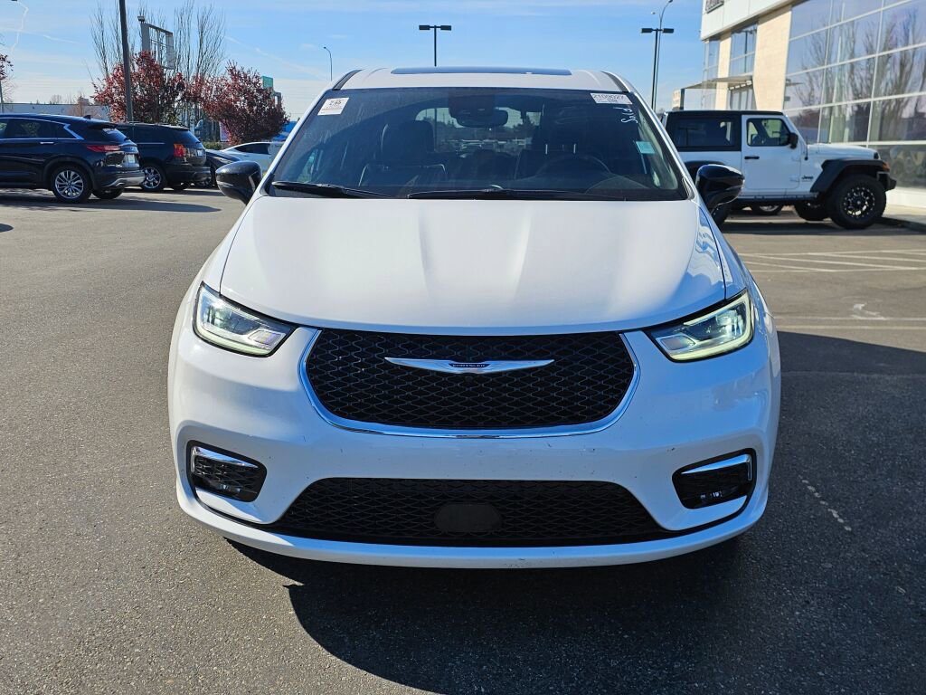 Used 2026 Chrysler Pacifica Limited image 2