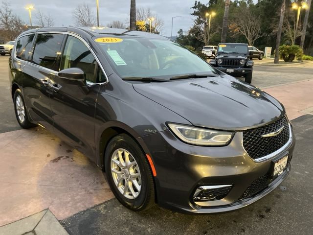 Used 2023 Chrysler Pacifica Touring-L image 4