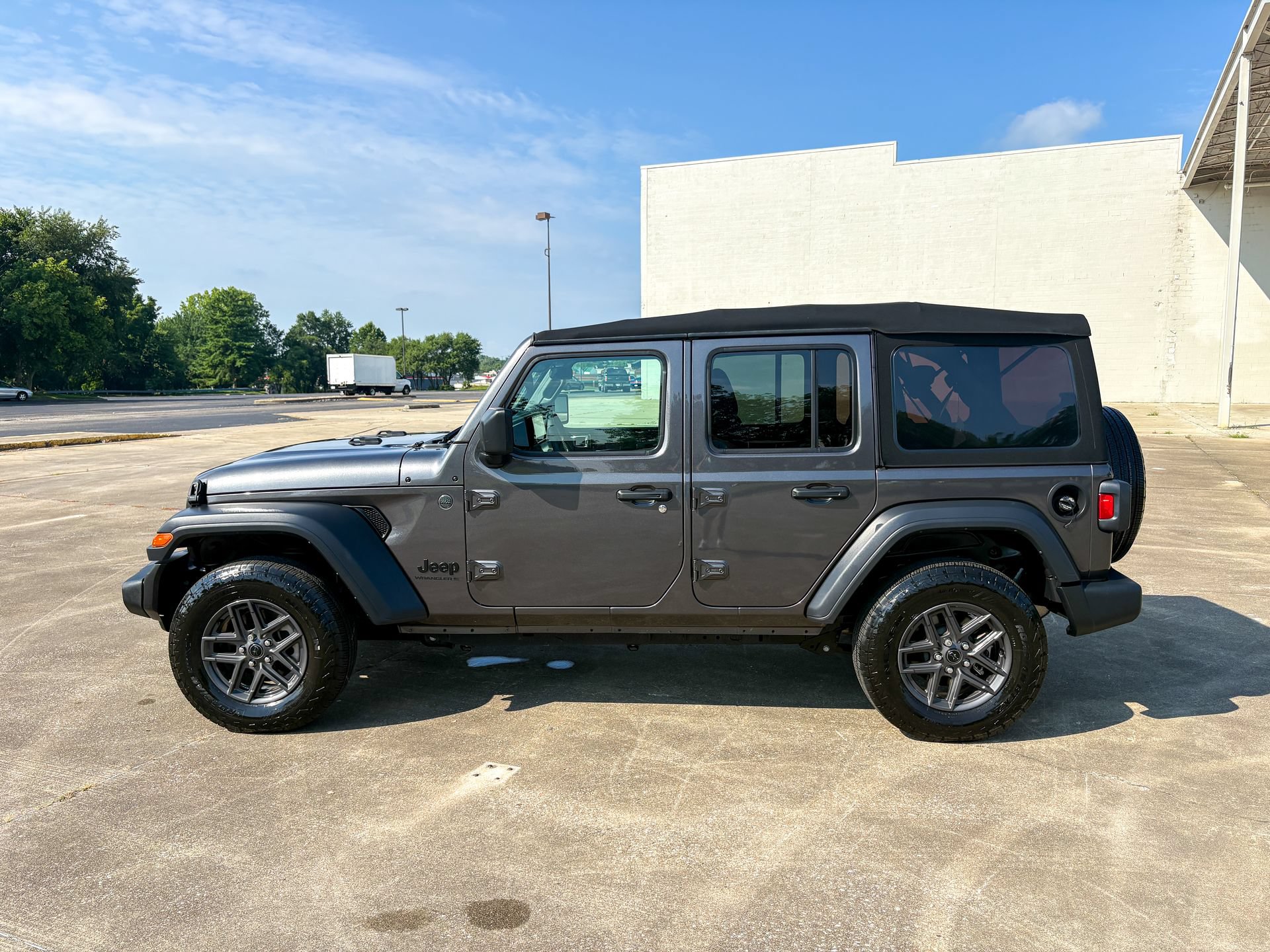 Used 2024 Jeep Wrangler Unlimited Sport AWD/4WD image 9