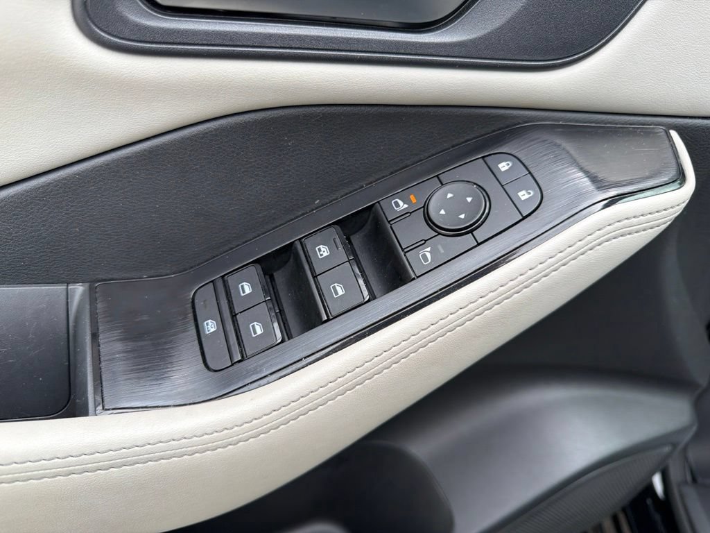 Used 2025 Nissan Rogue SV AWD/4WD image 24