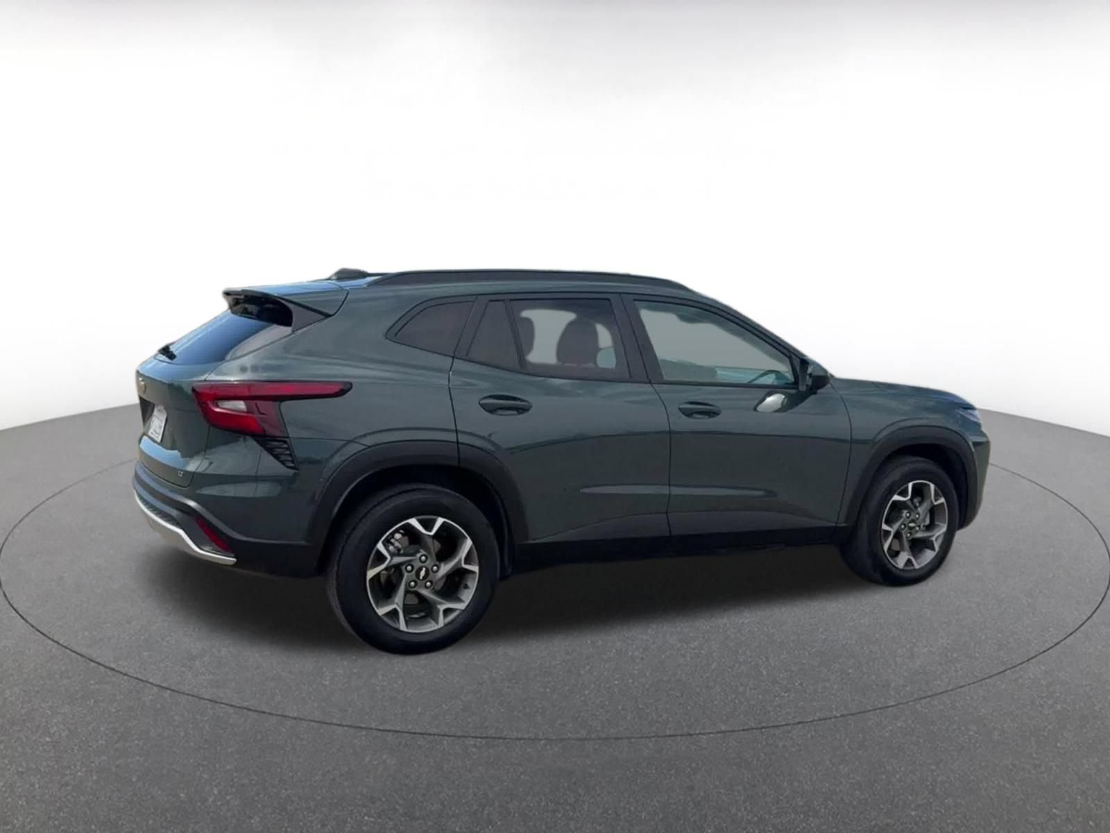Used 2025 Chevrolet Trax LT FWD image 14