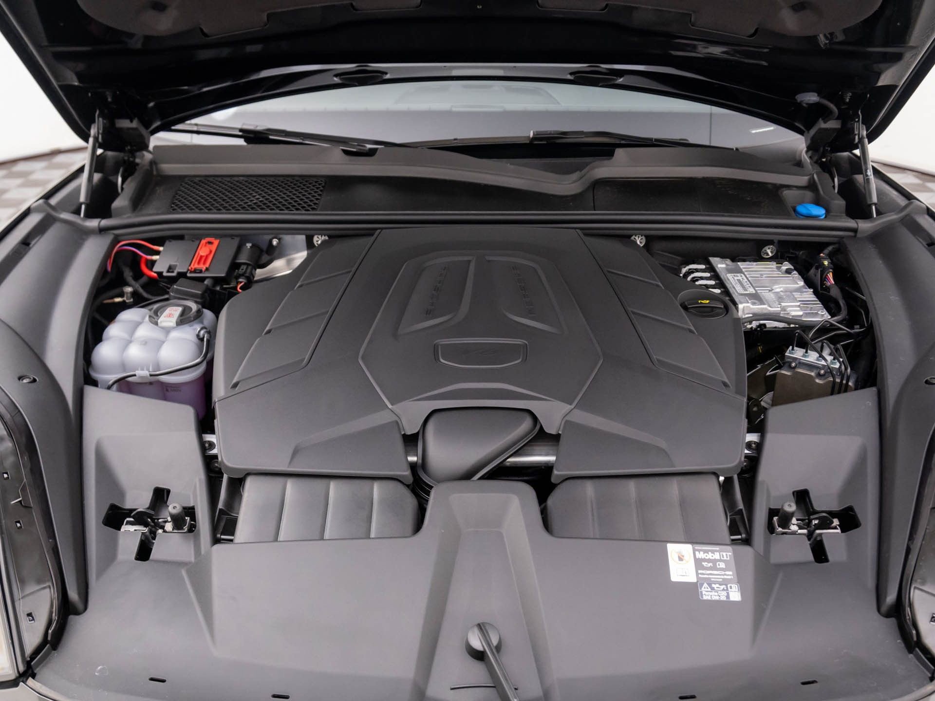 Certified 2025 Porsche Cayenne image 28