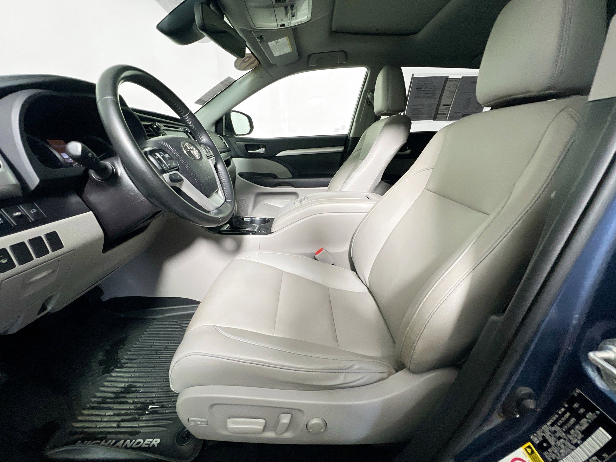 Used 2019 Toyota Highlander XLE image 14