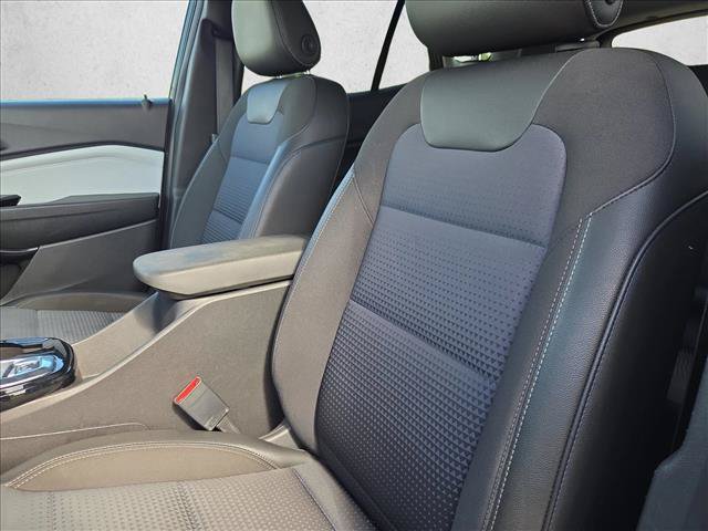 Used 2025 Chevrolet Trax LT FWD image 13