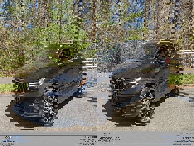 Certified 2025 Volvo XC40 B5 Core image 1