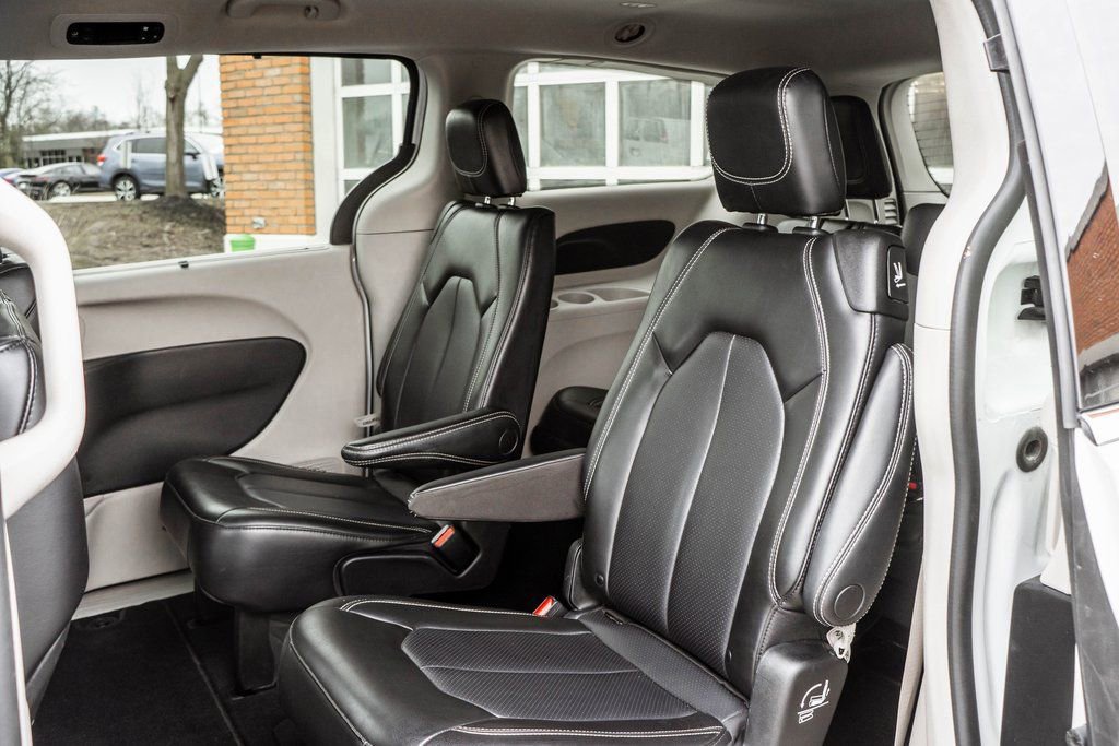 Used 2023 Chrysler Pacifica Touring-L FWD image 30