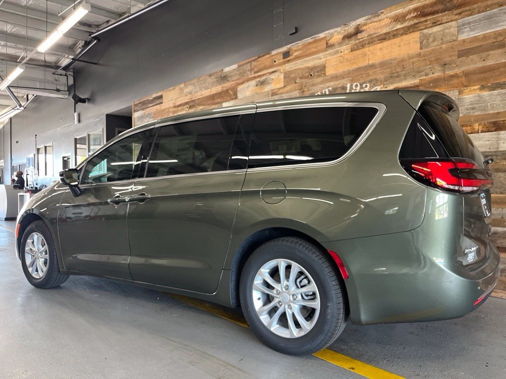 New 2027 Chrysler Pacifica Select FWD image 18