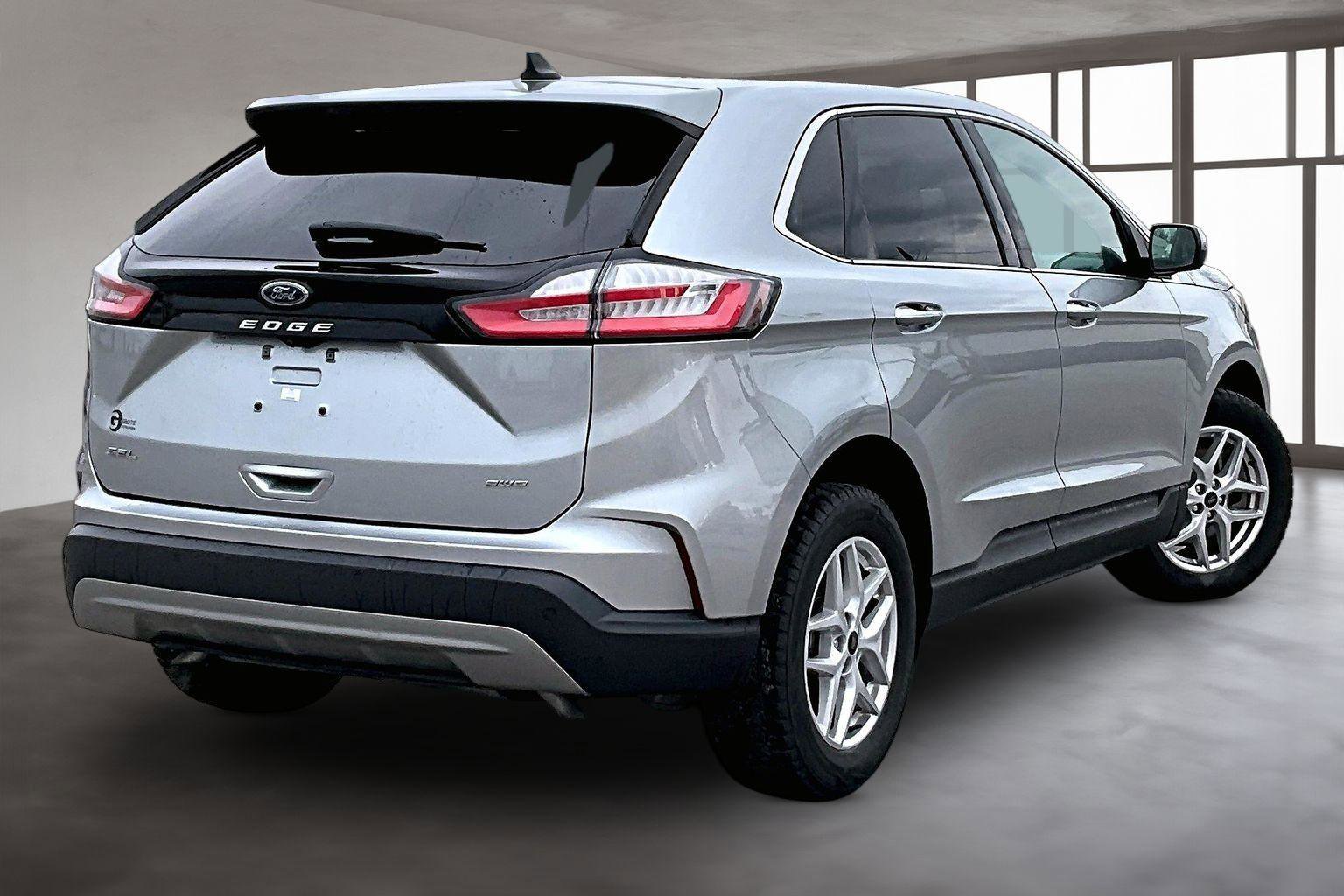 Used 2023 Ford Edge SEL image 3