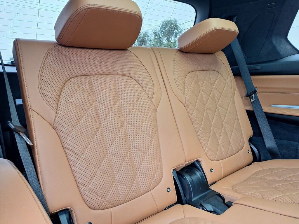 Used 2023 BMW X7 xDrive40i w/ M Sport Package AWD/4WD image 32
