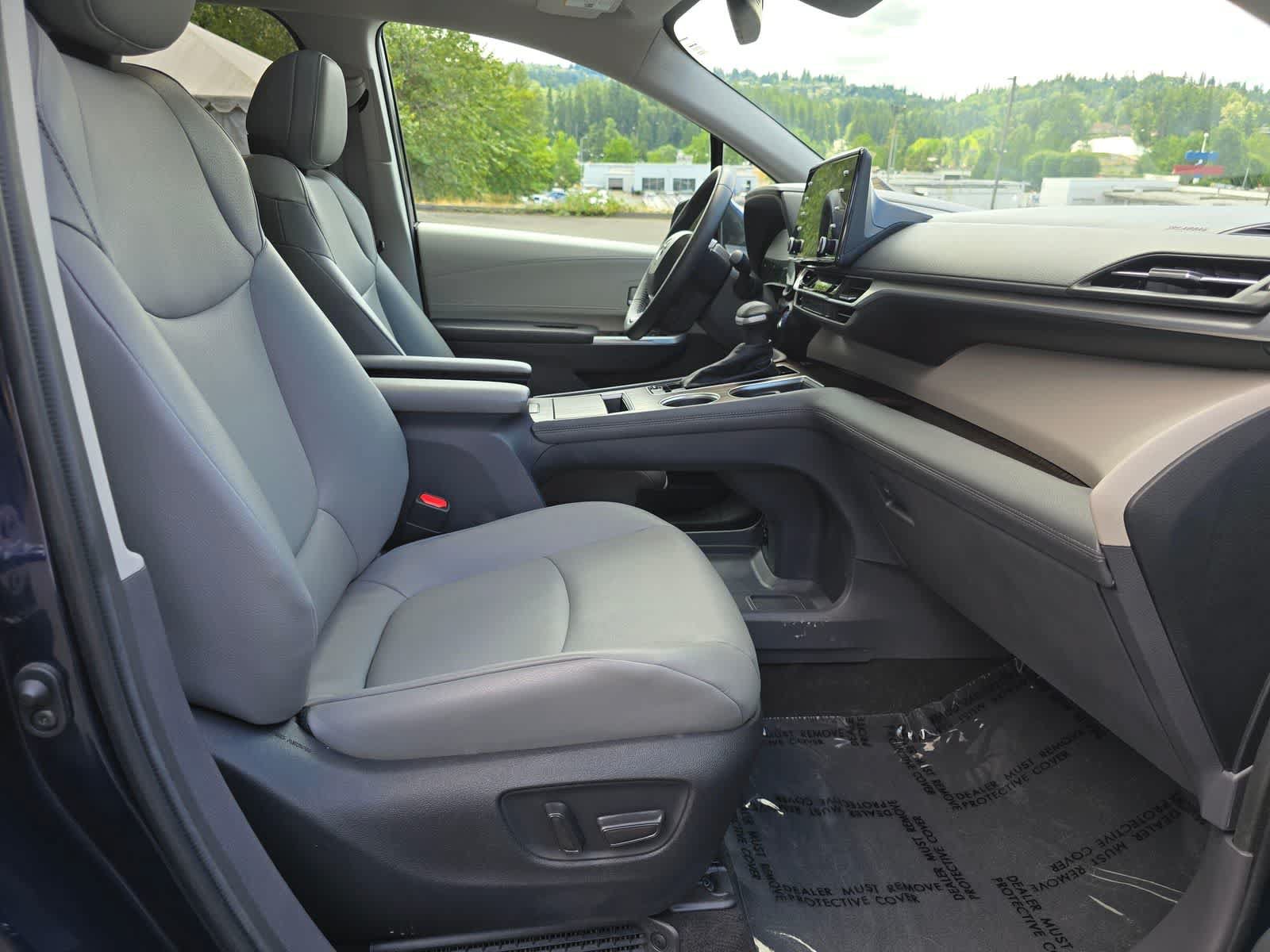 Used 2023 Toyota Sienna XLE AWD/4WD image 27