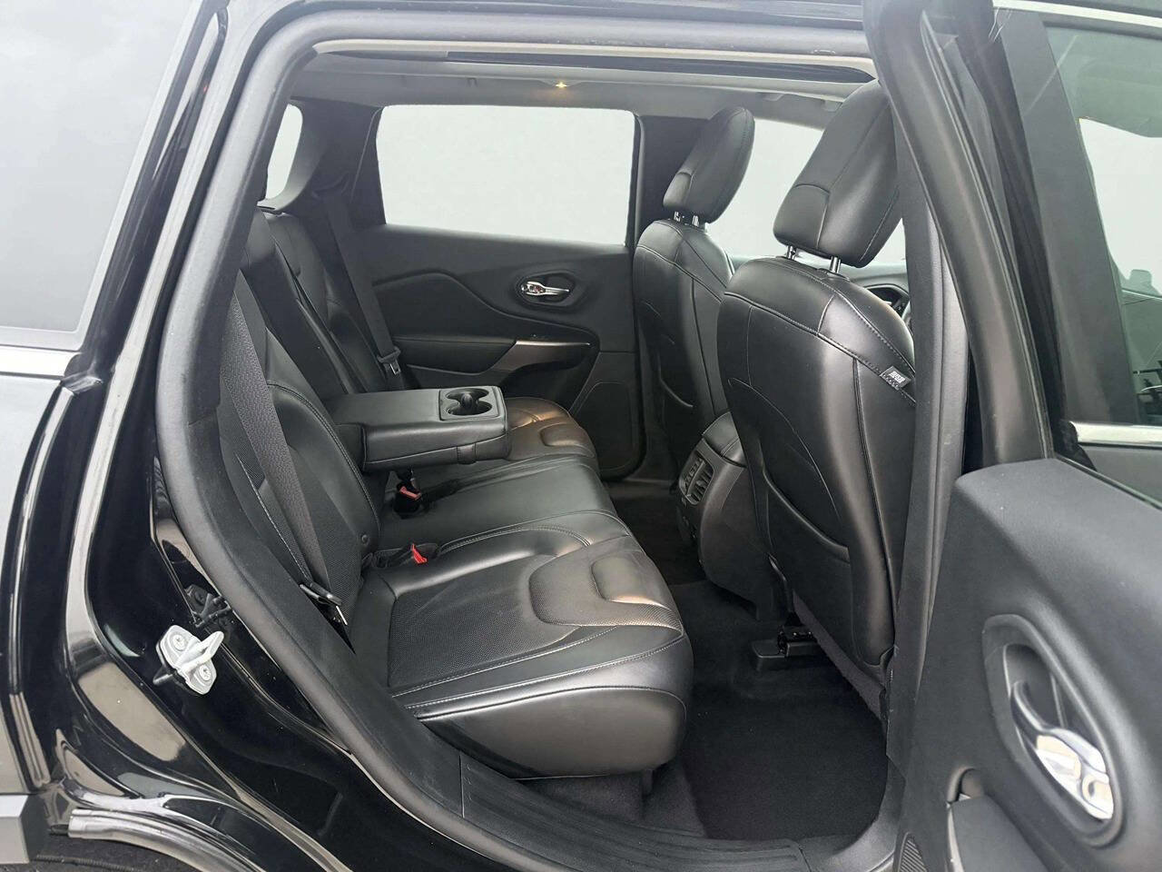 Used 2019 Jeep Cherokee Limited image 13