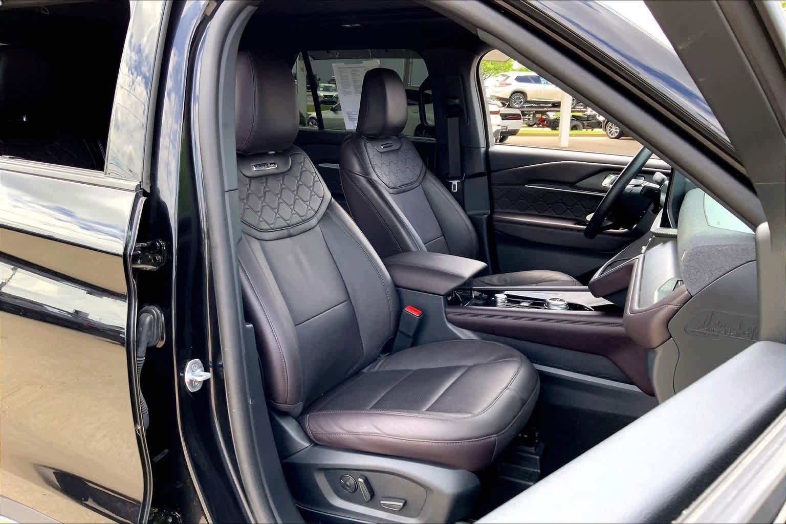 Used 2025 Ford Explorer Platinum w/ Ultimate Package AWD/4WD image 8