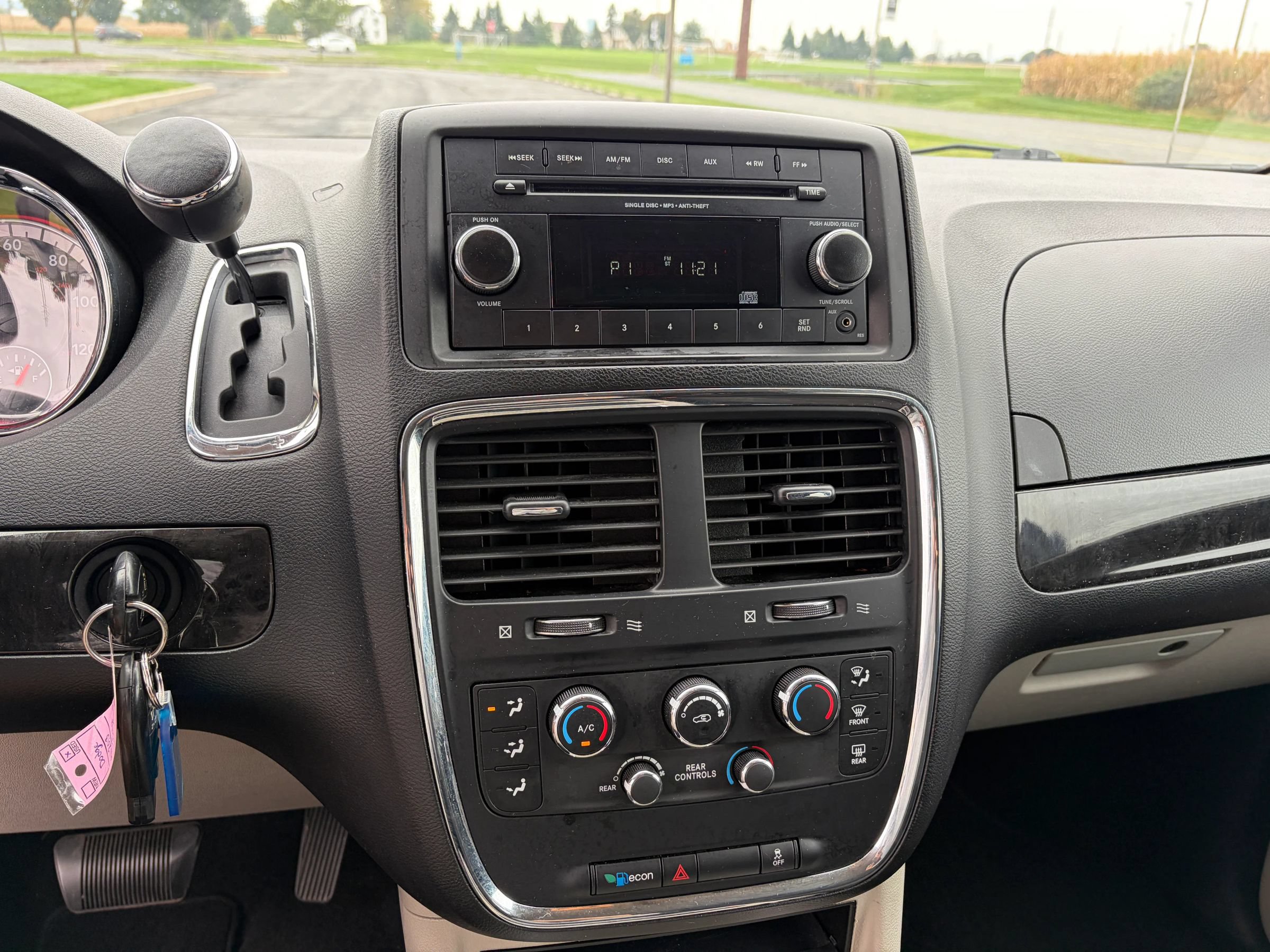 Used 2013 Dodge Grand Caravan SXT w/ Rear Park Assist Pkg FWD image 31