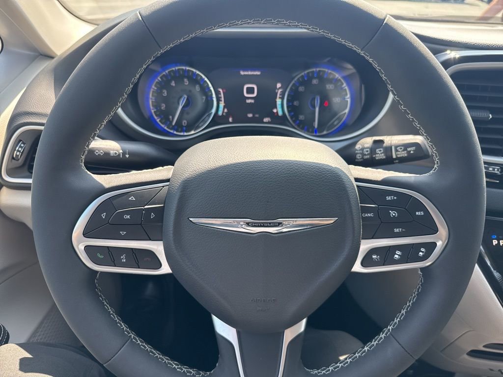 Used 2024 Chrysler Pacifica Touring-L image 19