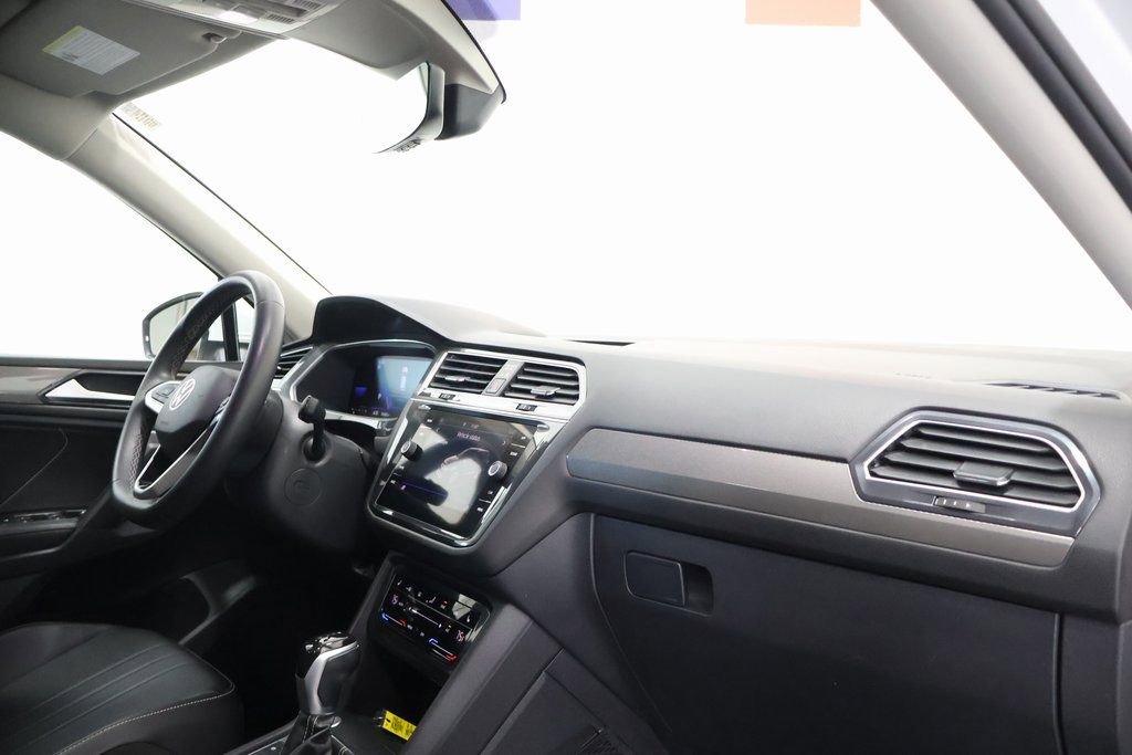 Used 2022 Volkswagen Tiguan SE w/ Panoramic Sunroof Package image 23