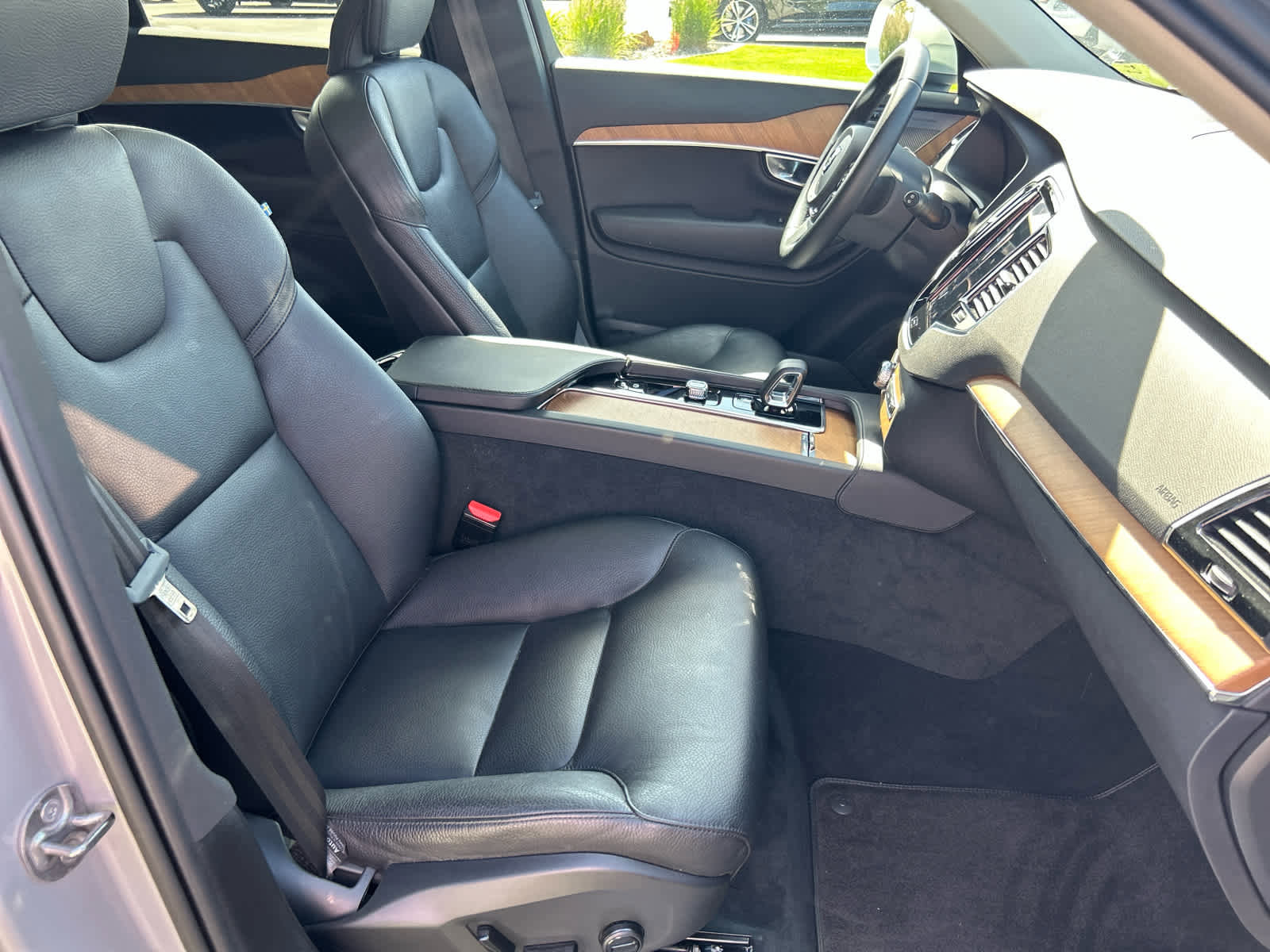 Used 2023 Volvo XC90 B6 Plus image 12