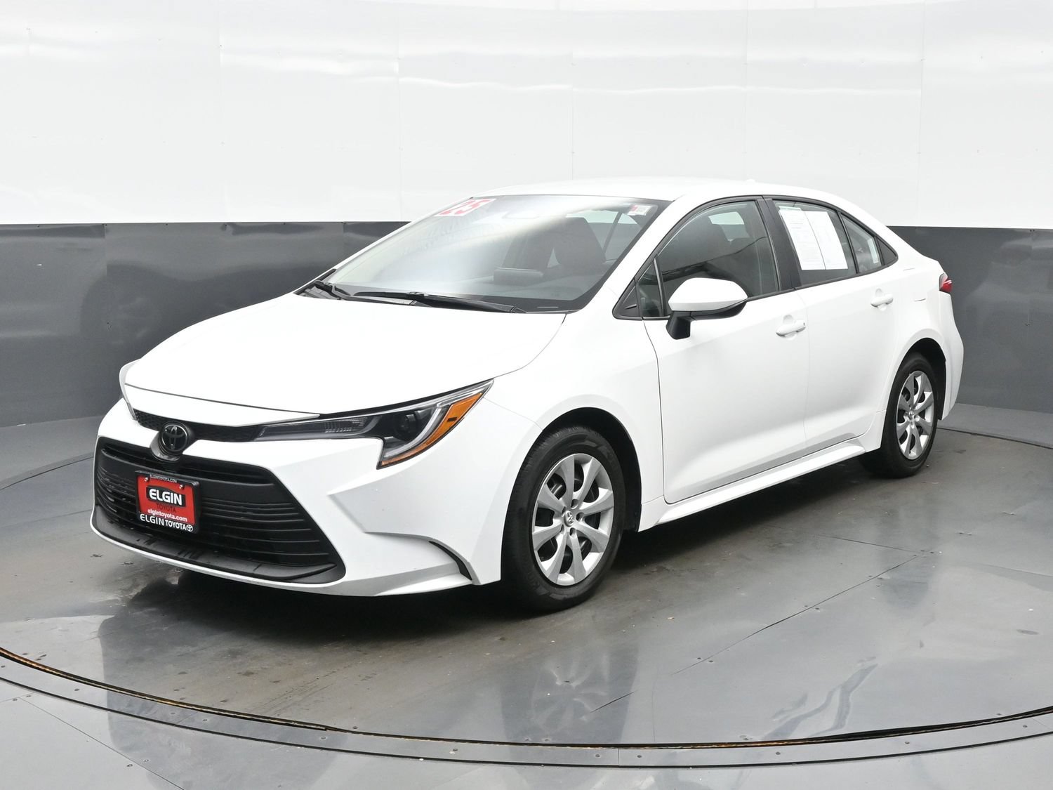 Used 2025 Toyota Corolla LE FWD image 2