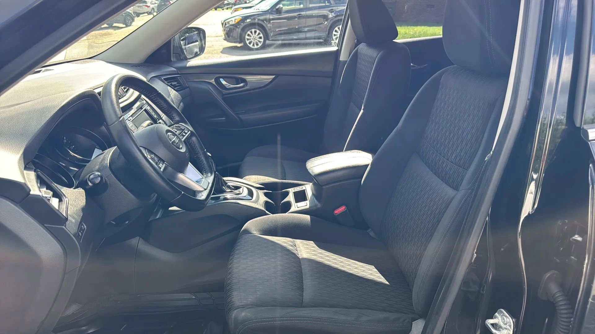Used 2018 Nissan Rogue SV image 10
