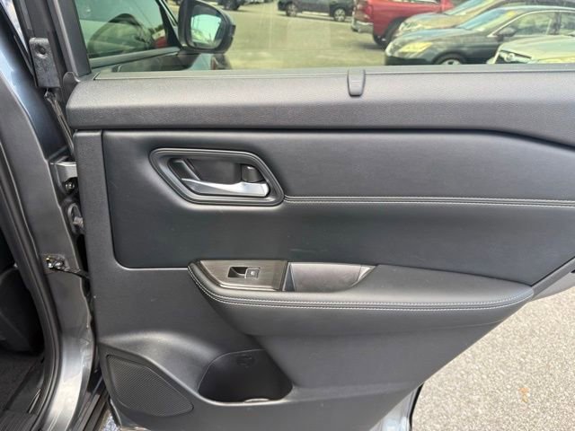 Used 2025 Nissan Rogue SL w/ Tech Package image 24