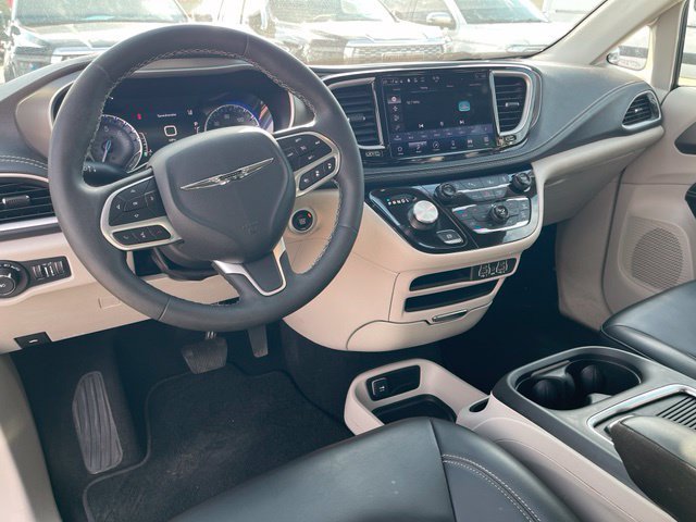 Used 2023 Chrysler Pacifica Touring-L AWD/4WD image 12