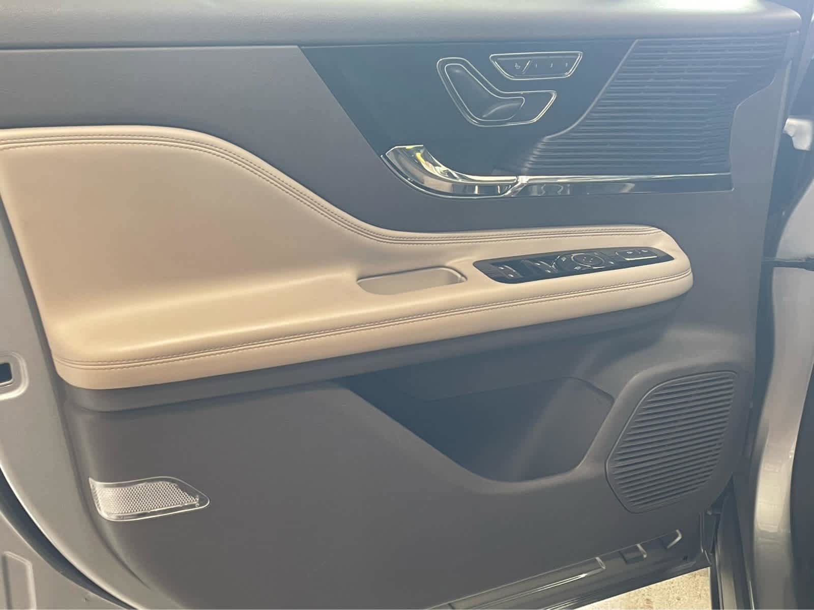 Used 2021 Lincoln Corsair AWD w/ Premium Package image 14
